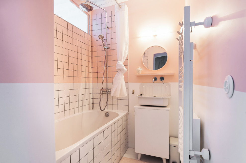 Идея дизайна: маленькая главная ванная комната в стиле фьюжн с фасадами с декоративным кантом, бежевыми фасадами, полновстраиваемой ванной, душем над ванной, розовой плиткой, керамической плиткой, розовыми стенами, бетонным полом, подвесной раковиной, белым полом и открытым душем для на участке и в саду