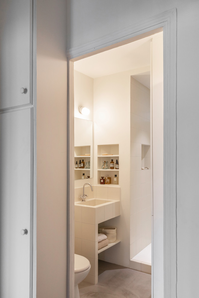 Inspiration pour une petite salle d'eau design avec une douche à l'italienne, un carrelage beige, des carreaux de céramique, un mur blanc, sol en béton ciré, un plan de toilette en carrelage, un sol gris, un plan de toilette beige, une niche et meuble simple vasque.
