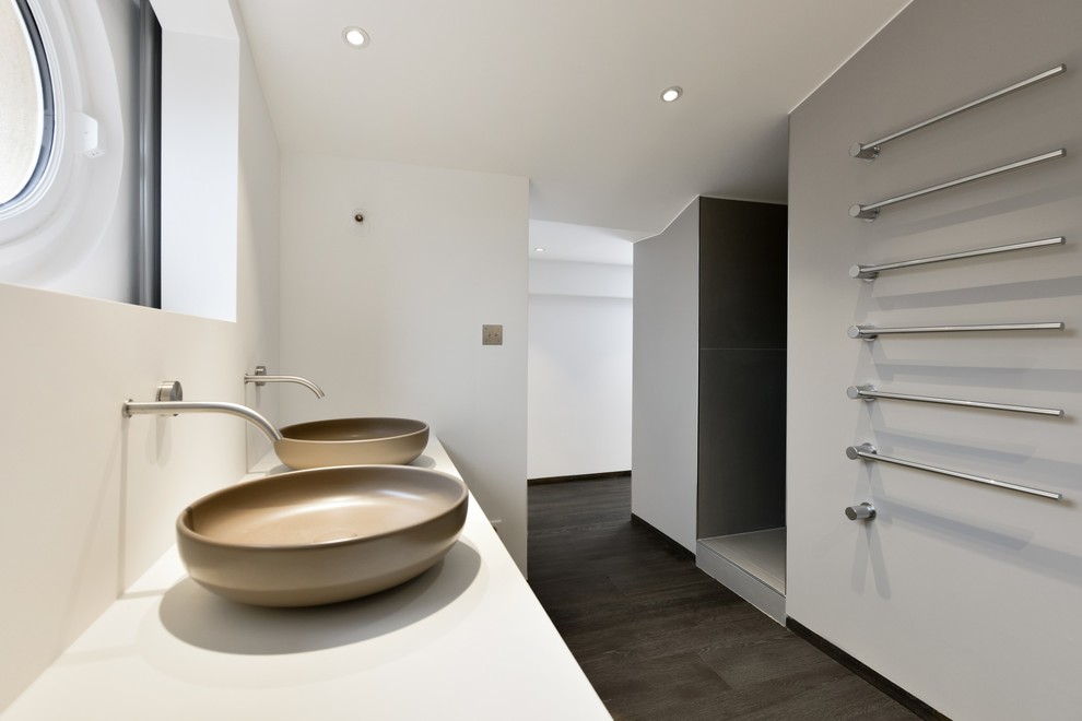 Inspiration pour une salle de bain design avec une douche d'angle.
