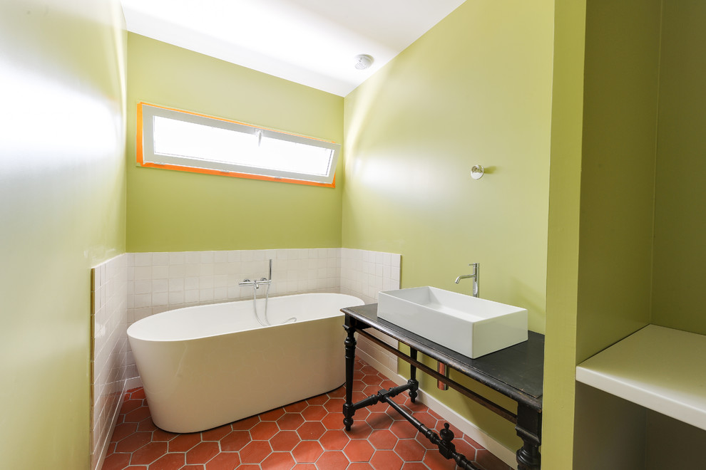 Modernes Badezimmer mit Terrakottaboden und rotem Boden in Lyon