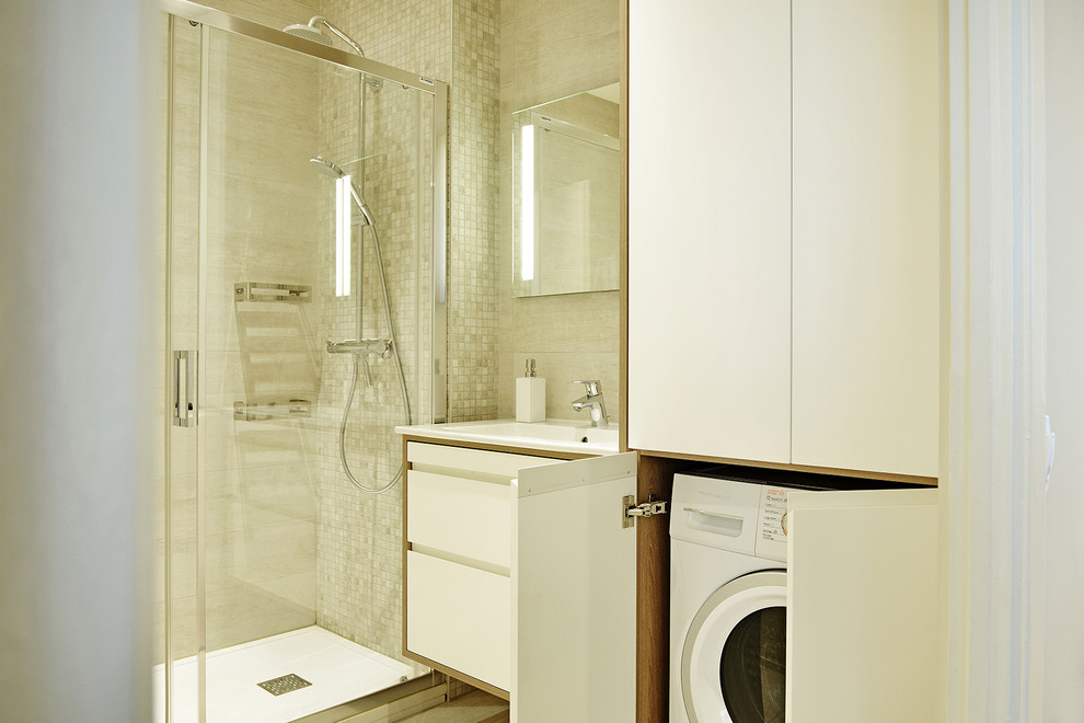 Inredning av ett modernt litet vit vitt badrum med dusch, med luckor med profilerade fronter, vita skåp, en öppen dusch, beige kakel, mosaik, klinkergolv i keramik, ett konsol handfat, beiget golv och dusch med skjutdörr