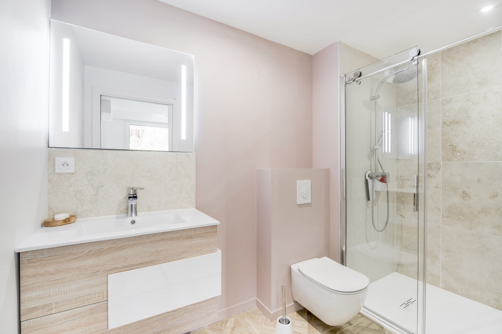 Réalisation d'une petite salle d'eau nordique avec une douche à l'italienne, WC suspendus, un carrelage beige, du carrelage en travertin, un mur rose, un sol en carrelage de céramique, une grande vasque, un sol marron, aucune cabine et un plan de toilette blanc.