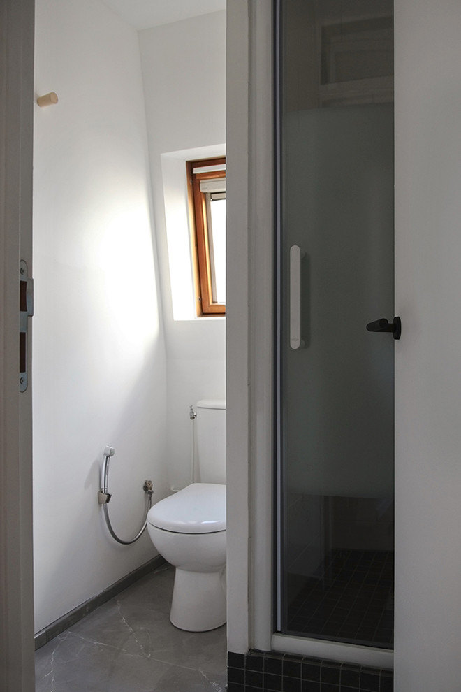 Modelo de cuarto de baño principal ecléctico pequeño con paredes blancas
