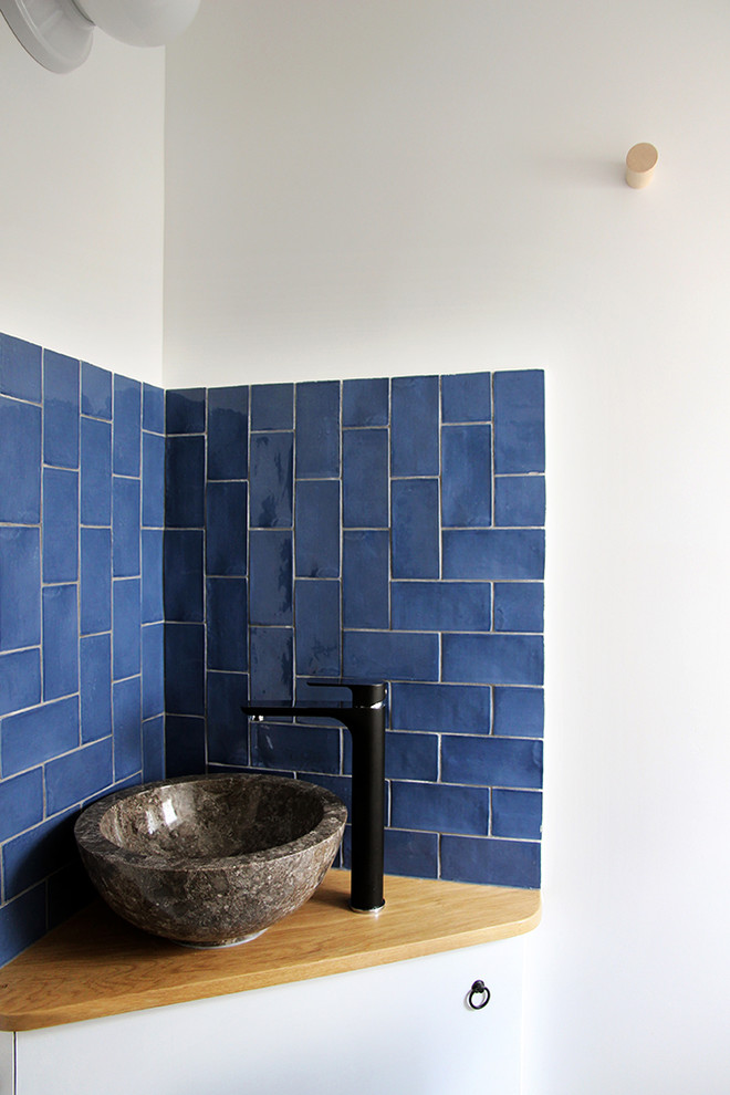 Idéer för ett litet eklektiskt en-suite badrum, med vita skåp, blå kakel, vita väggar, ett nedsänkt handfat och träbänkskiva