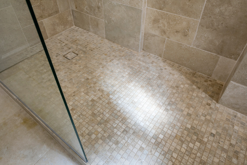 Exempel på ett litet nordiskt badrum med dusch, med en kantlös dusch, en vägghängd toalettstol, travertinkakel, vita väggar, travertin golv, ett konsol handfat och beiget golv