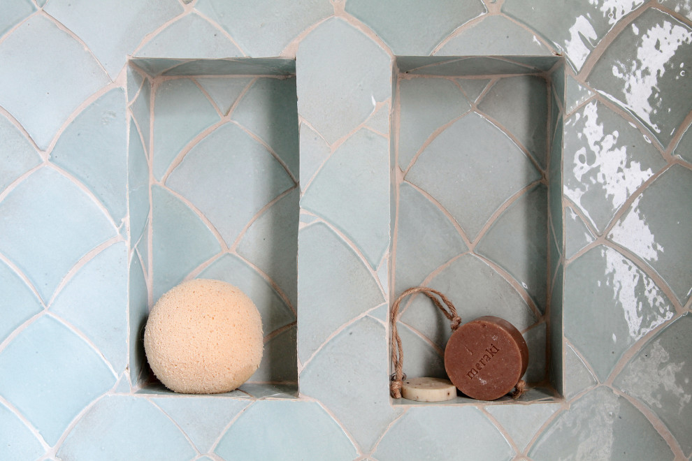 Источник вдохновения для домашнего уюта: ванная комната среднего размера в скандинавском стиле с душем без бортиков, синей плиткой, белыми стенами, душевой кабиной, консольной раковиной, столешницей из дерева и серым полом