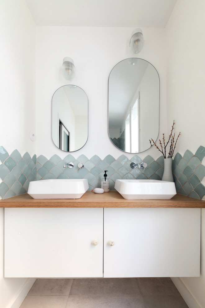 Idee per una stanza da bagno scandinava di medie dimensioni con piastrelle blu, pareti bianche, lavabo a consolle, top in legno, pavimento grigio, ante lisce, ante bianche e due lavabi