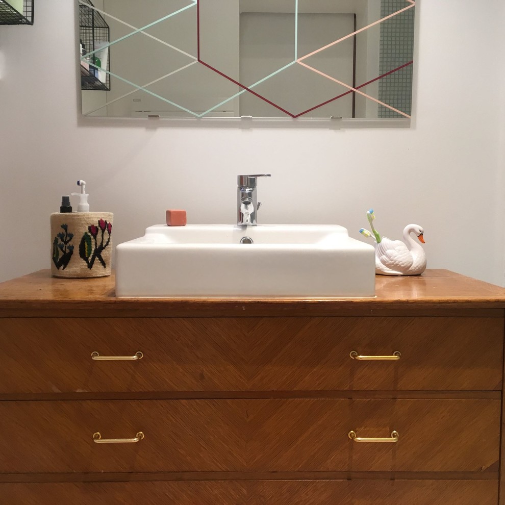 Cette photo montre une petite salle d'eau rétro en bois clair avec un sol blanc, une douche ouverte, un carrelage blanc, mosaïque, un mur blanc, un sol en carrelage de céramique et un lavabo posé.