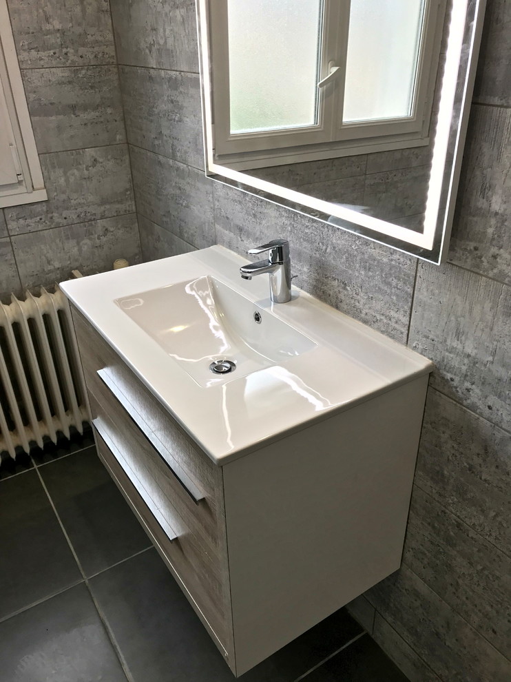 Inspiration for a medium sized traditional shower room bathroom in Paris with beaded cabinets, brown cabinets, a freestanding bath, a built-in shower, a bidet, grey tiles, ceramic tiles, grey walls, ceramic flooring, a vessel sink, limestone worktops, grey floors, a sliding door and white worktops.