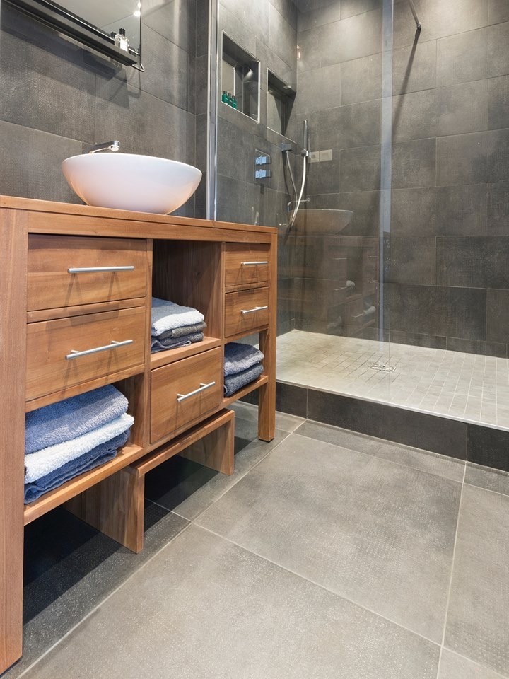 Kleines Modernes Duschbad mit dunklen Holzschränken, bodengleicher Dusche, grauen Fliesen, Keramikfliesen, weißer Wandfarbe, Keramikboden, Aufsatzwaschbecken und grauem Boden in Paris
