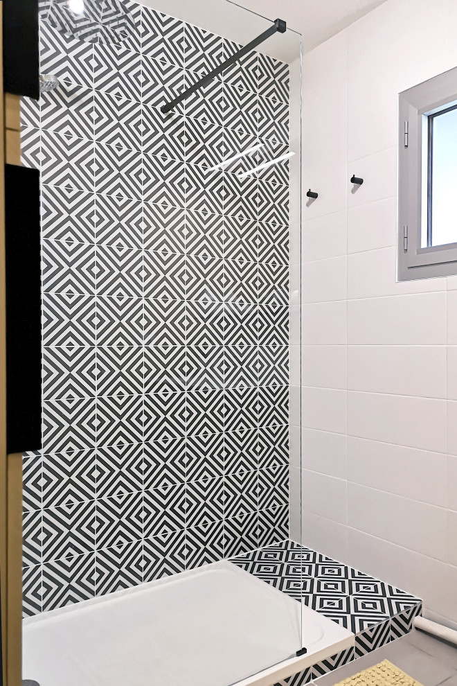 Exemple d'une salle de bain principale tendance de taille moyenne avec une douche à l'italienne, un carrelage blanc, un mur jaune et un sol gris.