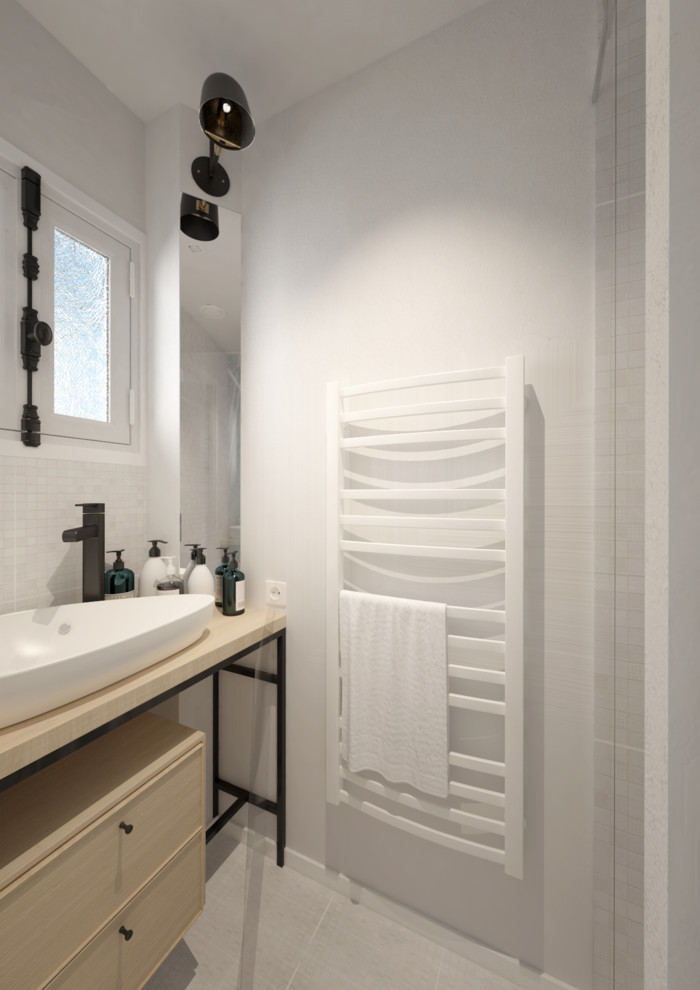 Bild på ett litet funkis brun brunt badrum med dusch, med luckor med profilerade fronter, vita skåp, en kantlös dusch, vit kakel, marmorkakel, vita väggar, marmorgolv, ett fristående handfat, träbänkskiva, vitt golv och dusch med gångjärnsdörr