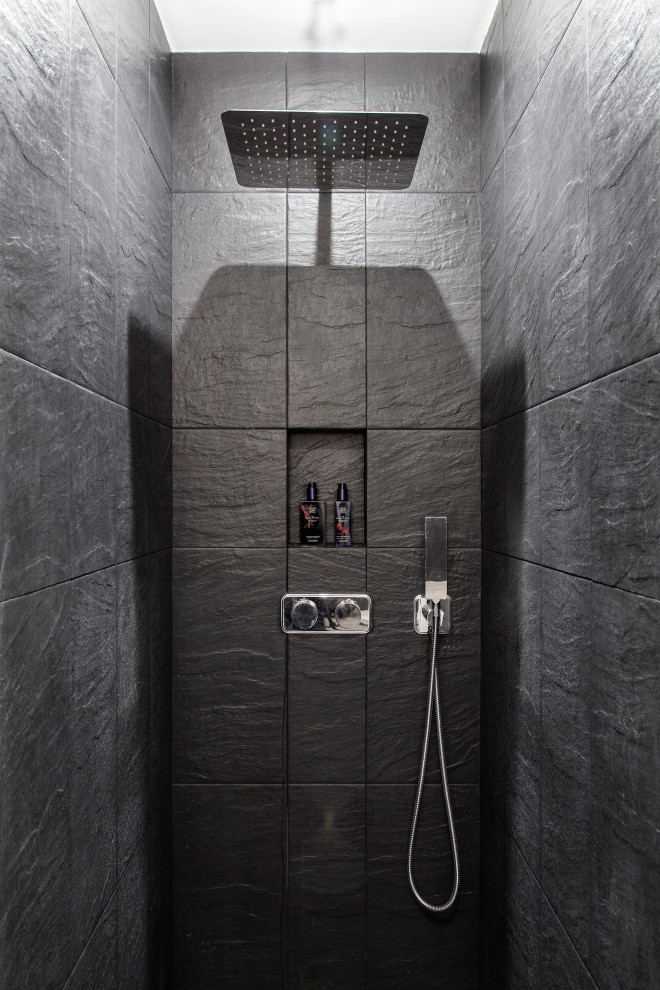 Idéer för att renovera ett litet funkis badrum med dusch, med skåp i ljust trä, en kantlös dusch, grå kakel, skifferkakel, klinkergolv i keramik, ett fristående handfat, träbänkskiva och beiget golv