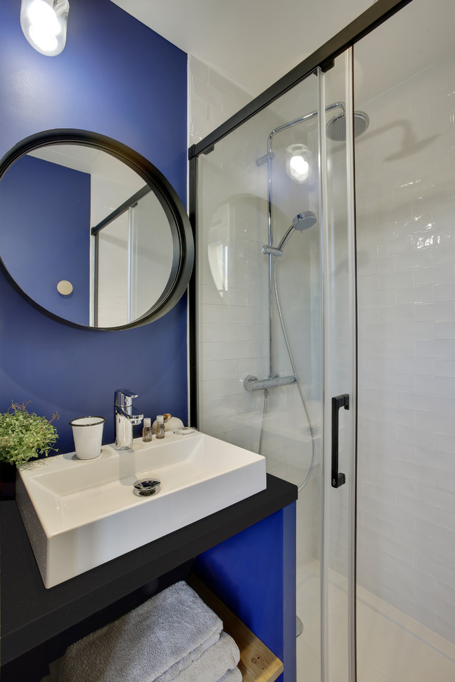 Exempel på ett litet eklektiskt svart svart badrum med dusch, med öppna hyllor, bruna skåp, en öppen dusch, vit kakel, tunnelbanekakel, blå väggar, klinkergolv i keramik, ett konsol handfat, laminatbänkskiva, grått golv och dusch med skjutdörr
