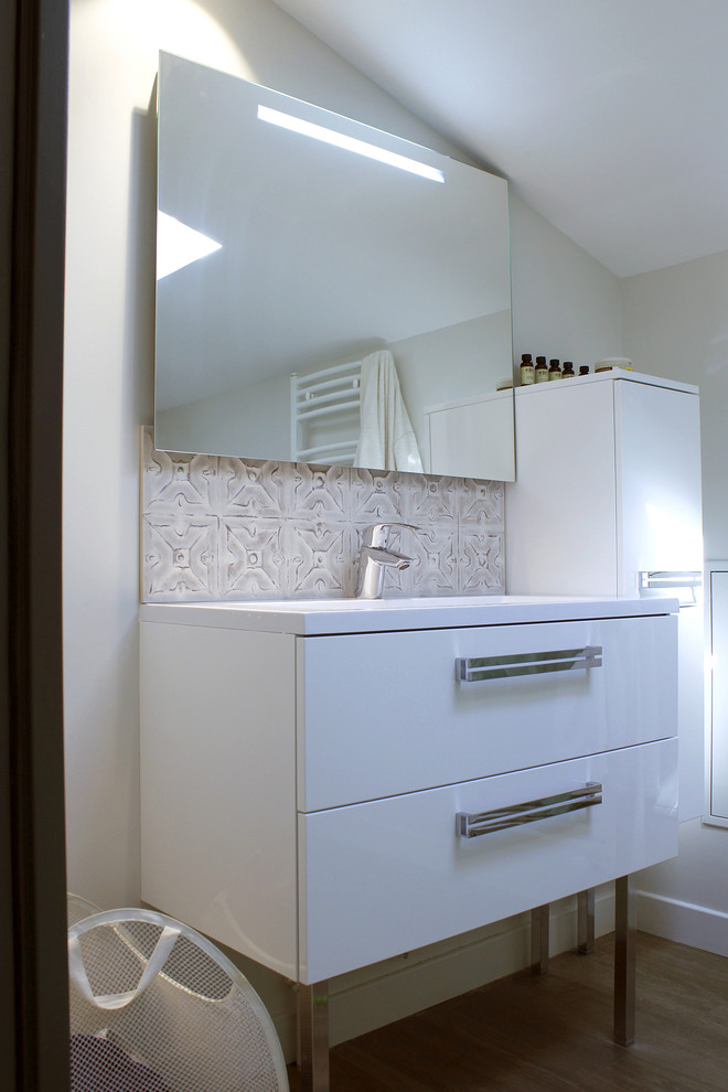 ボルドーにある低価格の小さなモダンスタイルのおしゃれな浴室 (白いキャビネット、壁掛け式トイレ、ベージュのタイル、セラミックタイル、ベージュの壁、ラミネートの床、横長型シンク、開き戸のシャワー) の写真