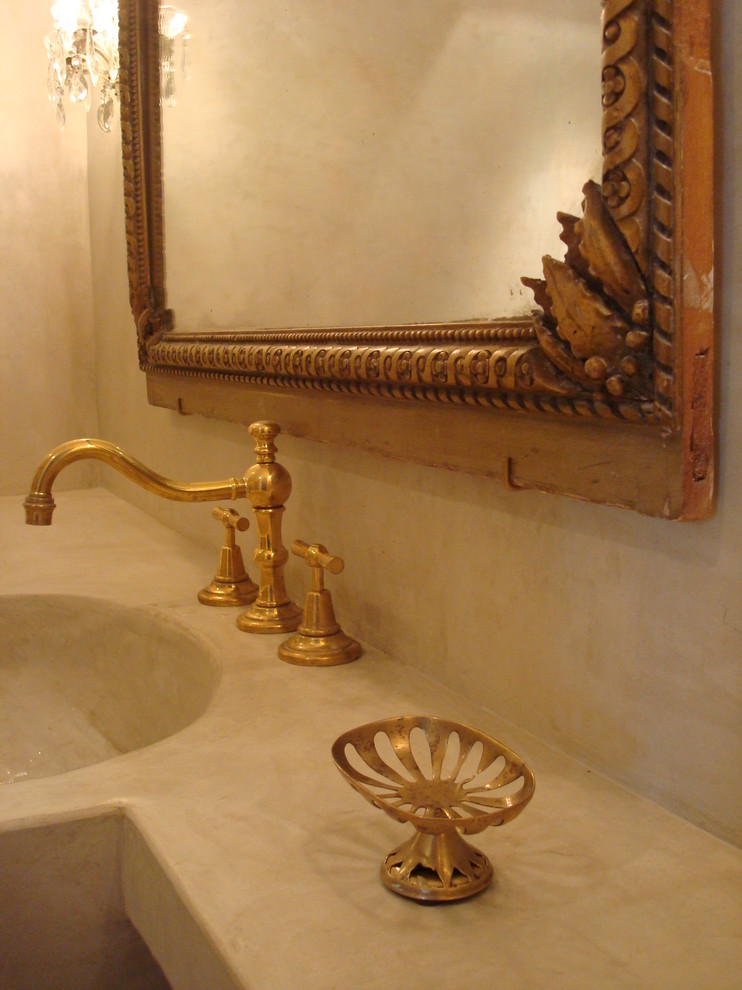 Imagen de cuarto de baño retro de tamaño medio con ducha a ras de suelo, baldosas y/o azulejos rojos, paredes beige, suelo de baldosas de terracota, aseo y ducha, armarios abiertos, puertas de armario beige, bañera con patas, sanitario de pared, lavabo integrado, encimera de cemento, suelo naranja y encimeras beige