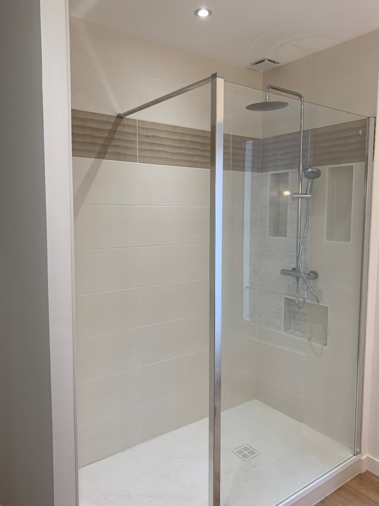 Идея дизайна: ванная комната среднего размера в современном стиле с открытым душем, бежевой плиткой, керамической плиткой, бежевыми стенами, полом из винила, душевой кабиной и бежевым полом