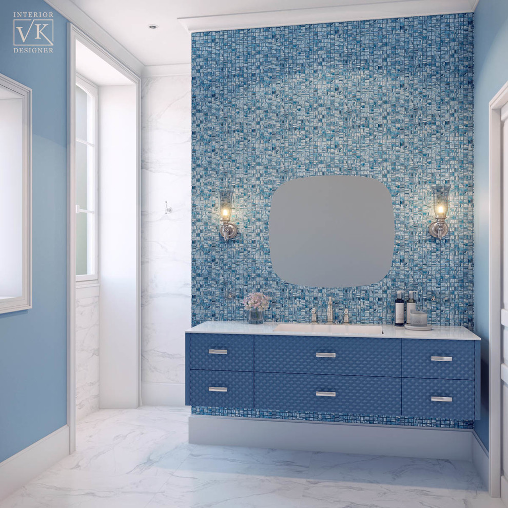 Imagen de cuarto de baño principal actual de tamaño medio con ducha a ras de suelo y baldosas y/o azulejos azules
