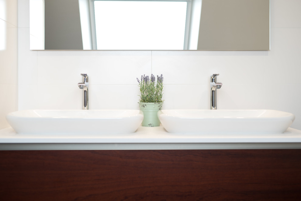 Пример оригинального дизайна: ванная комната в современном стиле с гидромассажной ванной, инсталляцией, белой плиткой, керамической плиткой, полом из винила, раковиной с несколькими смесителями, столешницей из кварцита и серым полом