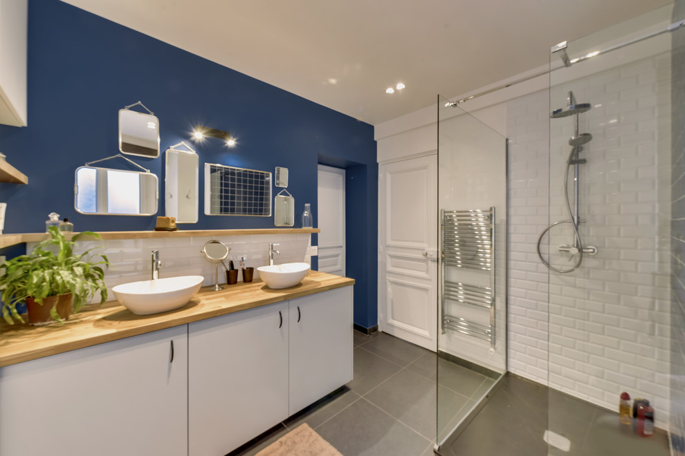 Esempio di una grande stanza da bagno padronale minimalista con ante grigie, doccia a filo pavimento, piastrelle blu, piastrelle diamantate, pareti blu, pavimento in cemento e lavabo da incasso