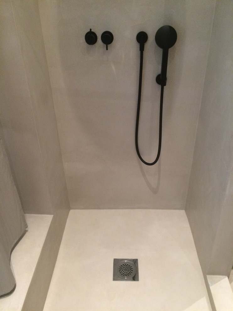 Modern inredning av ett badrum