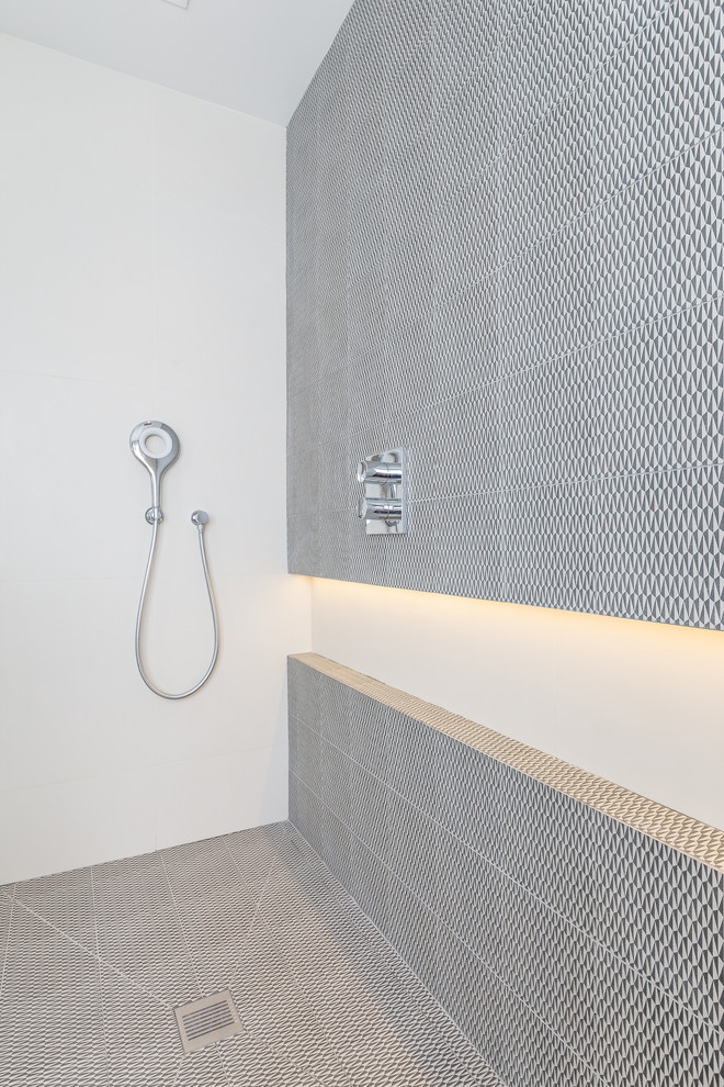 Foto de cuarto de baño minimalista de tamaño medio con ducha a ras de suelo, baldosas y/o azulejos blancos, baldosas y/o azulejos grises, paredes blancas, aseo y ducha y lavabo sobreencimera