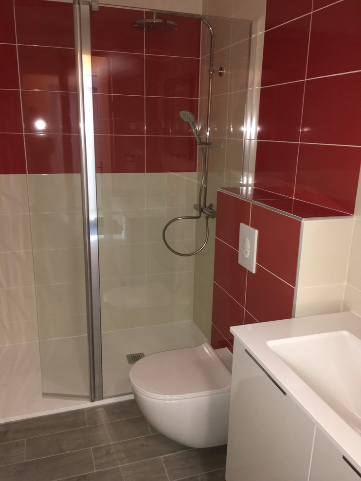 Idéer för att renovera ett funkis badrum med dusch, med en kantlös dusch, en vägghängd toalettstol, grå kakel, keramikplattor, beige väggar och ett avlångt handfat