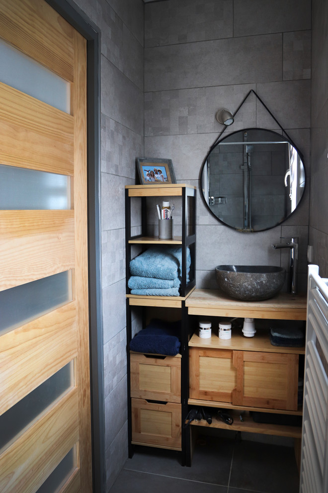 Exempel på ett mycket stort modernt beige beige badrum med dusch, med vita väggar, klinkergolv i keramik, grått golv, beige skåp, grå kakel, porslinskakel, ett fristående handfat och skåp i shakerstil