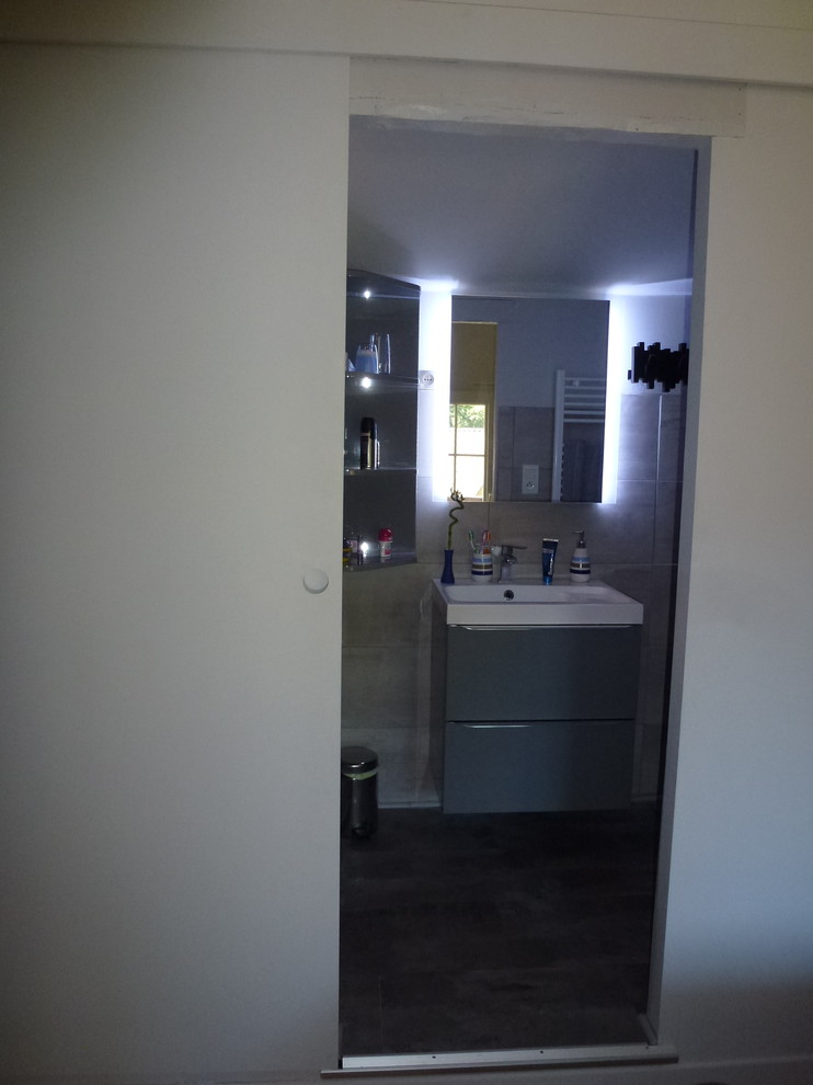 Aménagement d'une petite salle d'eau contemporaine avec une douche à l'italienne, WC suspendus, un carrelage gris, un mur blanc, un sol en carrelage de céramique, un lavabo suspendu et un sol gris.
