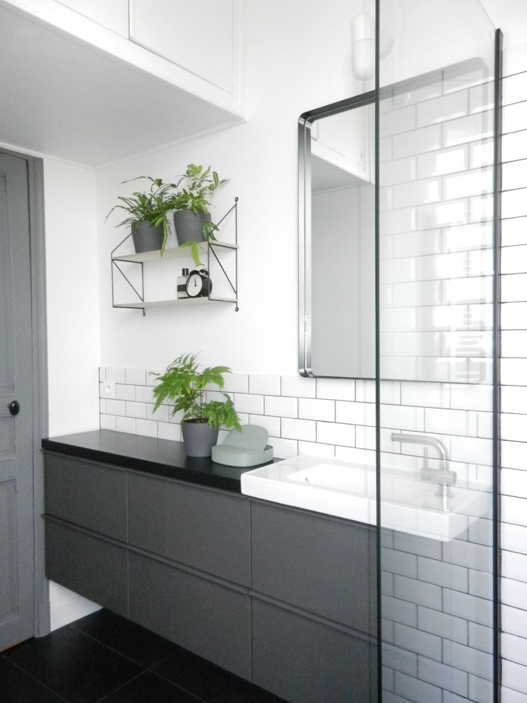 Immagine di una piccola stanza da bagno con doccia contemporanea con pavimento nero