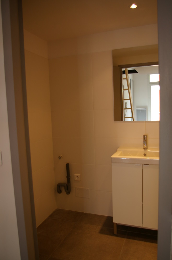 This is an example of a modern bathroom in Montpellier.