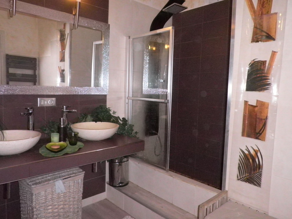 Exemple d'une salle d'eau tendance de taille moyenne avec un plan vasque, une douche à l'italienne, WC à poser, un carrelage marron, des carreaux de céramique, un mur multicolore et un sol en vinyl.
