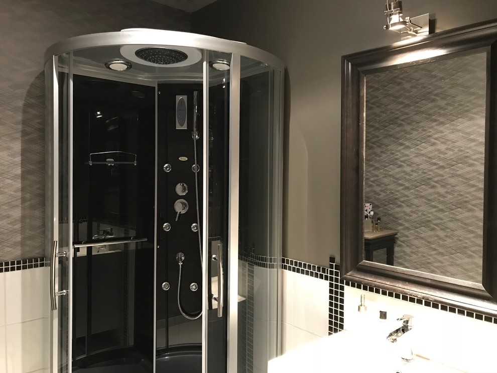 На фото: главная ванная комната среднего размера в стиле лофт с фасадами с декоративным кантом, черными фасадами, угловым душем, черно-белой плиткой, серыми стенами, врезной раковиной и душем с раздвижными дверями