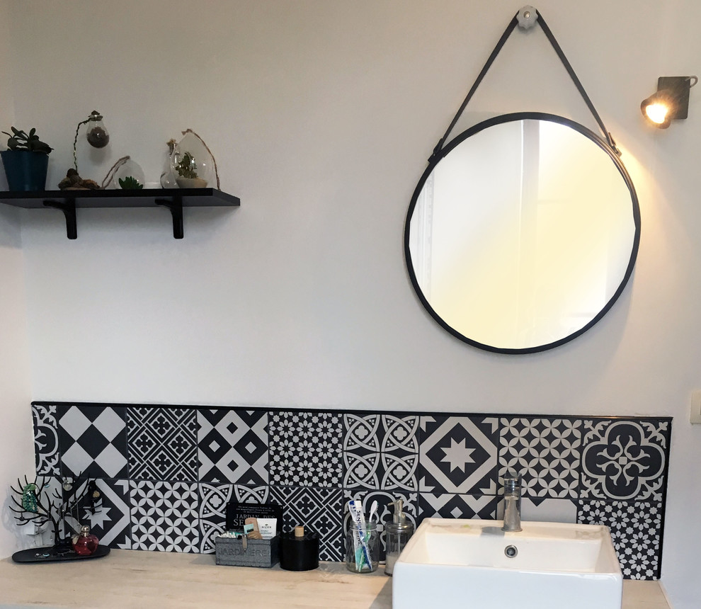 Example of a small 1950s 3/4 cement tile light wood floor bathroom design in Le Havre with laminate countertops