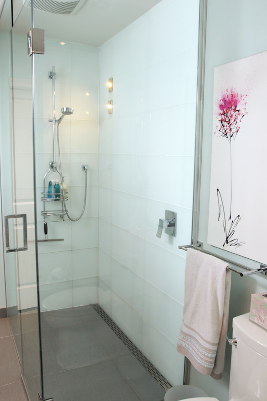 Идея дизайна: главная ванная комната в стиле модернизм с полновстраиваемой ванной, стеклянной плиткой, полом из керамогранита, плоскими фасадами, серой плиткой, столешницей из кварцита и душем без бортиков