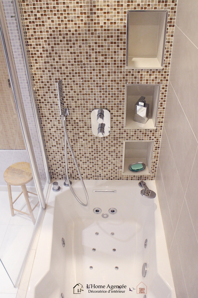На фото: главная ванная комната среднего размера в современном стиле с фасадами цвета дерева среднего тона, полновстраиваемой ванной, душем без бортиков, раздельным унитазом, бежевой плиткой, бежевыми стенами и врезной раковиной с