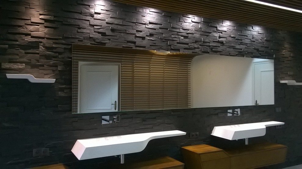 Esempio di una grande stanza da bagno padronale moderna con vasca sottopiano, piastrelle nere, lastra di pietra, pareti nere, pavimento con piastrelle in ceramica e lavabo sospeso