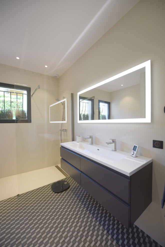 Aménagement d'une salle de bain contemporaine avec aucune cabine.