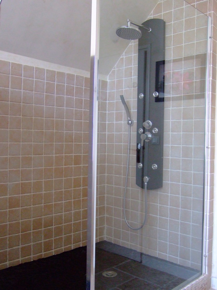 Exempel på ett badrum, med en kantlös dusch, perrakottakakel, klinkergolv i terrakotta och beiget golv