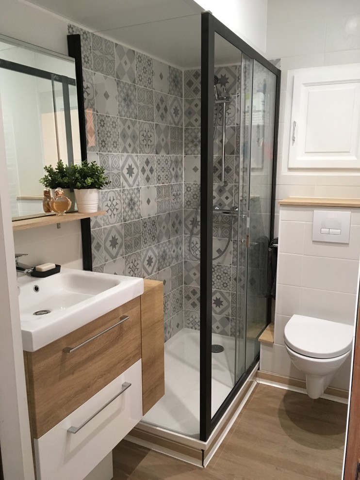 Imagen de cuarto de baño escandinavo pequeño con aseo y ducha