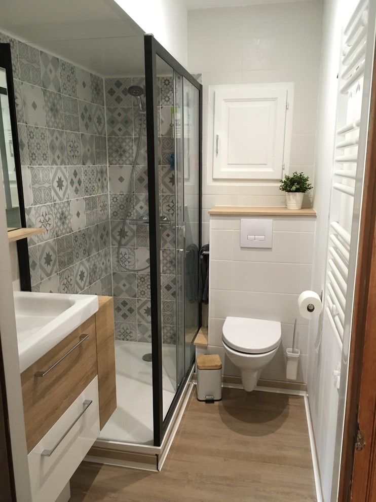 Imagen de cuarto de baño nórdico pequeño con aseo y ducha