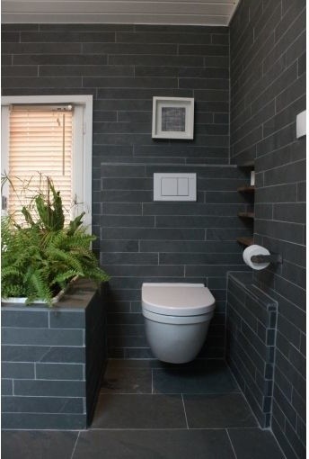 Idéer för stora nordiska en-suite badrum, med luckor med profilerade fronter, skåp i ljust trä, ett undermonterat badkar, en kantlös dusch, en vägghängd toalettstol, grå kakel, grå väggar, skiffergolv och ett nedsänkt handfat