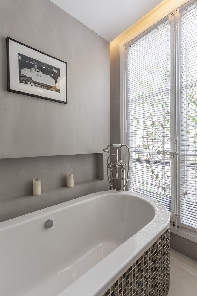 Пример оригинального дизайна: маленькая главная ванная комната в стиле неоклассика (современная классика) с отдельно стоящей ванной, серыми стенами и серой плиткой для на участке и в саду