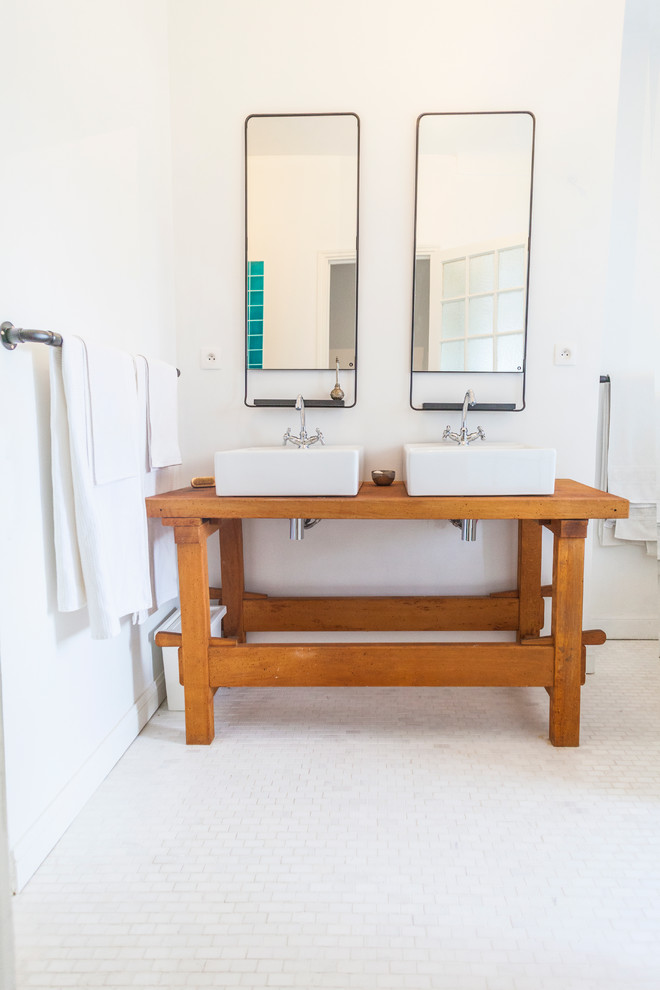 Стильный дизайн: главная ванная комната среднего размера в скандинавском стиле с белой плиткой, плиткой мозаикой, белыми стенами, мраморным полом, столешницей из дерева и настольной раковиной - последний тренд