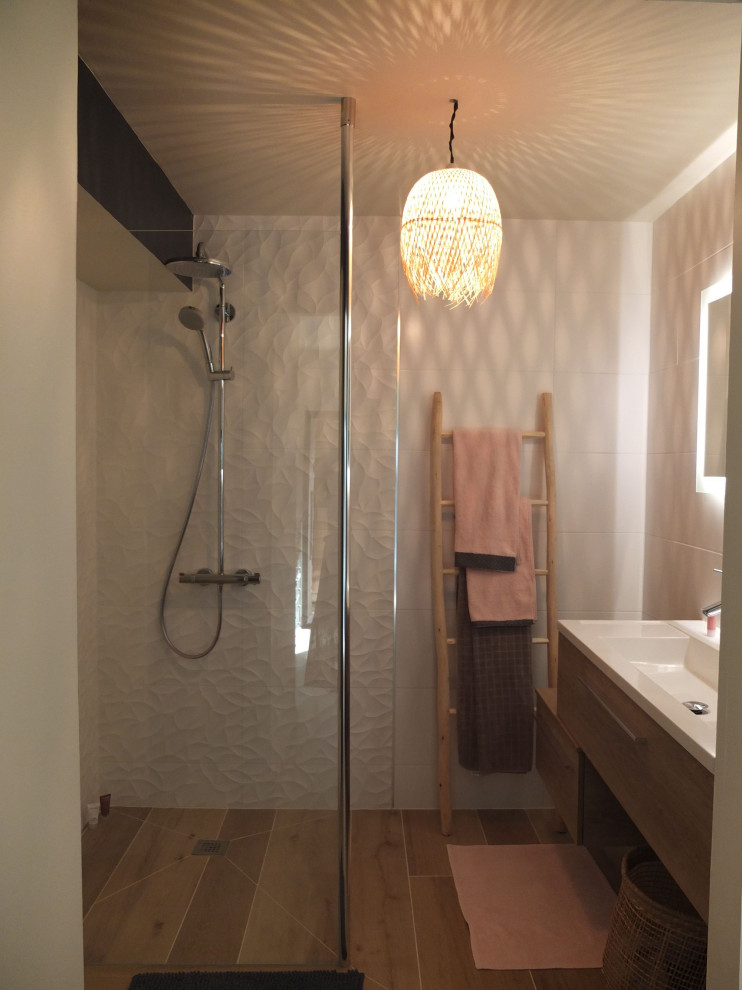 Cette image montre une salle de bain principale design de taille moyenne avec une douche à l'italienne, un carrelage blanc, un mur blanc, une grande vasque et aucune cabine.
