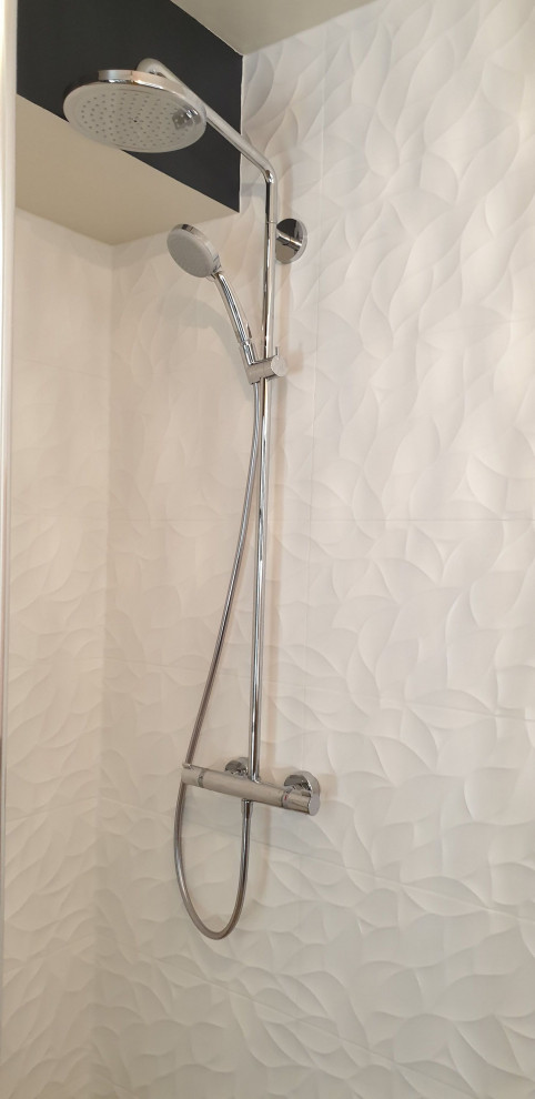 Modelo de cuarto de baño principal actual de tamaño medio con ducha a ras de suelo, baldosas y/o azulejos blancos, paredes blancas, lavabo de seno grande y ducha abierta