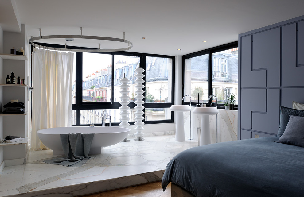 Идея дизайна: ванная комната среднего размера в современном стиле с накладной ванной, бежевой плиткой, белой плиткой, коричневой плиткой, белыми стенами, мраморным полом, душевой кабиной, раковиной с пьедесталом и шторкой для ванной