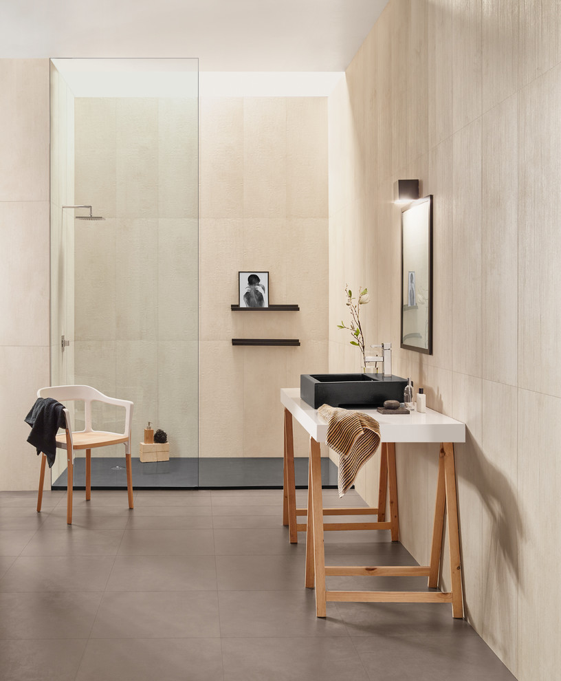 Idee per una stanza da bagno padronale scandinava di medie dimensioni con doccia aperta, piastrelle beige, piastrelle in ceramica, pareti beige, pavimento con piastrelle in ceramica, lavabo da incasso e top in superficie solida
