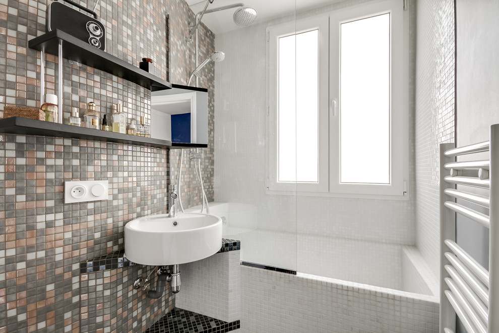 Idéer för små funkis en-suite badrum, med en dusch/badkar-kombination, mosaik, ett väggmonterat handfat, svart kakel, vit kakel, grå kakel, brun kakel, grå väggar, mosaikgolv, kaklad bänkskiva, ett undermonterat badkar och med dusch som är öppen