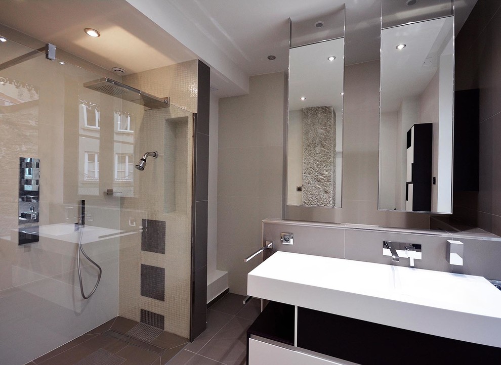 Cette photo montre une salle de bain principale tendance en bois clair avec une douche à l'italienne, WC suspendus, un carrelage gris, des carreaux en terre cuite, un mur bleu, un sol en carrelage de céramique, un plan vasque et un plan de toilette en surface solide.